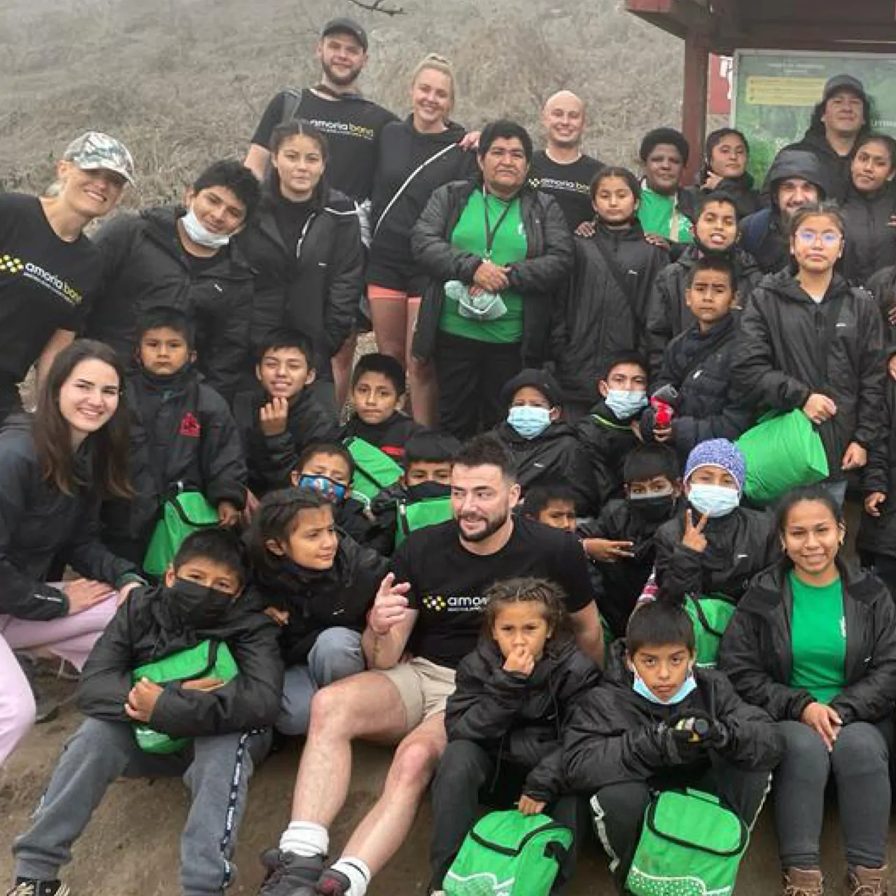 Our 2022 Peru Volunteers with children in Las Laderas